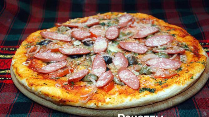 სწრაფი პიცა ტაფაში სოსისებითა და ყველით შევსება პიცისთვის სოსისით